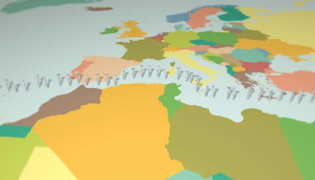 mapa político del Mediterráneo con una línea de tornillos a modo de frontera entre el norte y el sur.