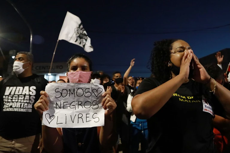 Une manifestation contre la mort de Joao Alberto Silveira Freitas à Porto Alegre, au Brésil, le 23 novembre 2020.