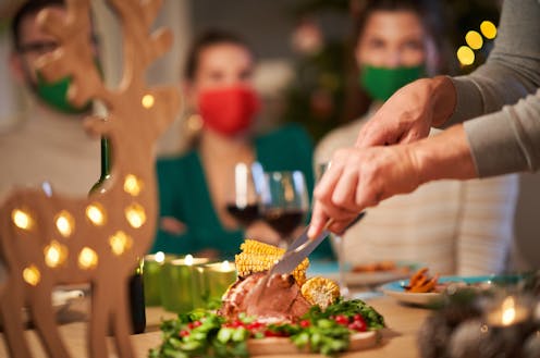 Tras casi un año de pandemia, el mundo entero ha modificado su vida para adaptarse a una nueva normalidad en la que las mascarillas y los geles hidroalcohólicos son parte imprescindible del día a día. Sin embargo, es común ver en redes sociales y medios de comunicación a personas que conocen las normas y se las saltan, especialmente si hay actividades de ocio o familiares de por medio.