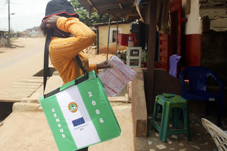 A census counter stops by a house 21 March 2006 in Asaba, Delta State, Nigeria