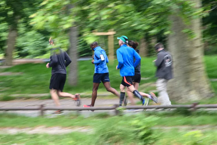 Un groupe de coureurs fait son jogging dans le parc du Bois de Boulogne, à Lille le 13 mai 2020
