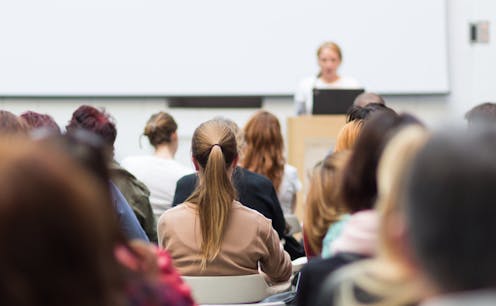 En estos tiempos en los que acudimos a más seminarios formativos tal vez hayan observado que los hombres están infrarrepresentados en los eventos sobre género. “La ciencia profesional femenina”, se titulaba un curso reciente en la Universidad de Sevilla con dos asistentes masculinos por 30 femeninos. Esto es algo habitual que se resiste a cambiar, pero que podría ayudar a mitigar el actual protagonismo comunicativo de científicos como Fernando Simón y Margarita del Val, bendito ejemplo de paridad que deja el coronavirus.
