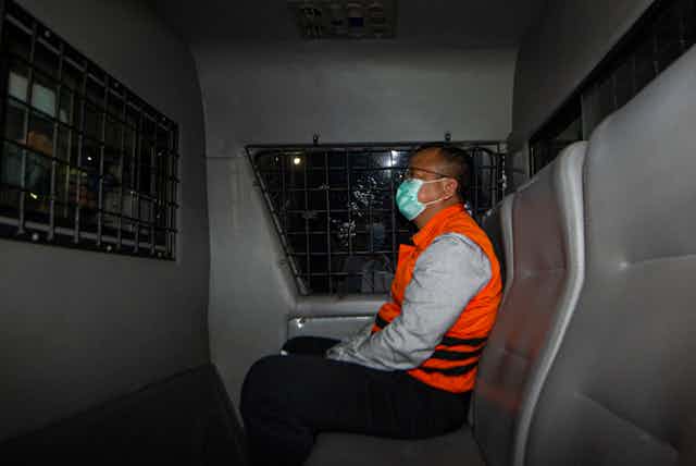 Menteri Kelautan dan Perikanan Edhy Prabowo berada di dalam mobil tahanan usai menjalani pemeriksaan terkait kasus dugaan korupsi ekspor benih lobster di Gedung KPK