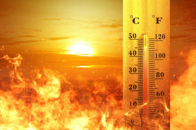 Paisaje calurosísimo en naranjas y amarillos con un termómetro que marca 45 grados C en primer plano.