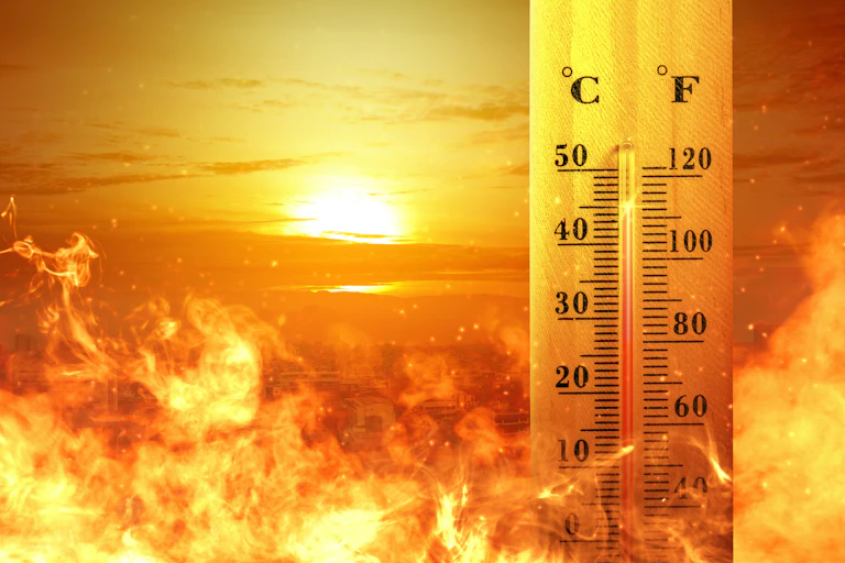 Paisaje calurosísimo en naranjas y amarillos con un termómetro que marca 45 grados C en primer plano.