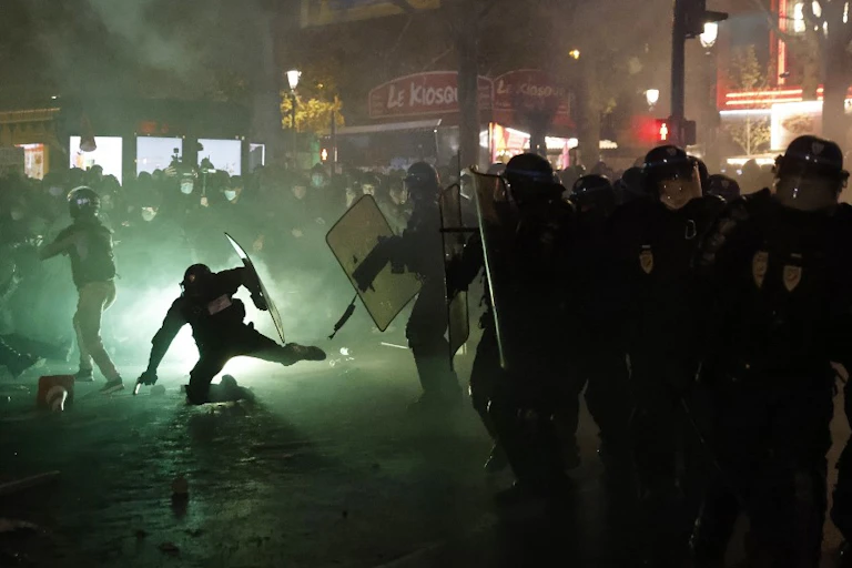 Un policier à terre lors d'affrontements avec des groupes en marge de la manifestation pour les libertés le 26 novembre