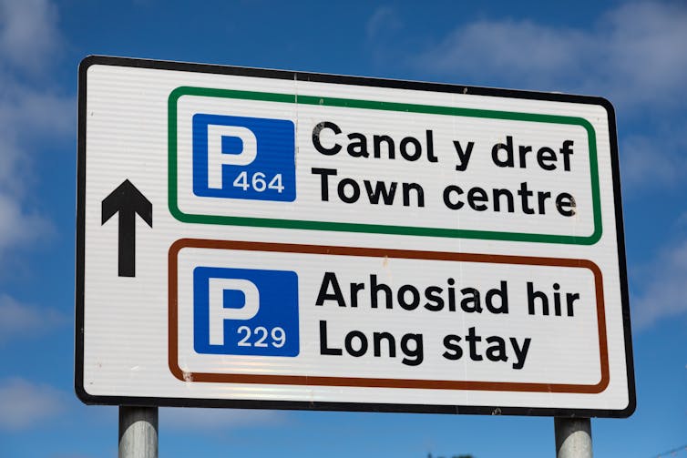A parking sign in English and Welsh