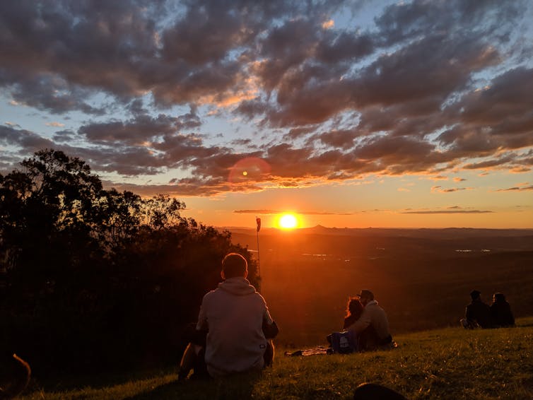 how does the Sun make such pretty colours at sunsets and sunrises?