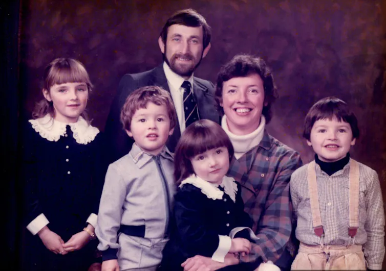 A photograph of the William family showing parents Sue and Jo with their four children in the 1980s.