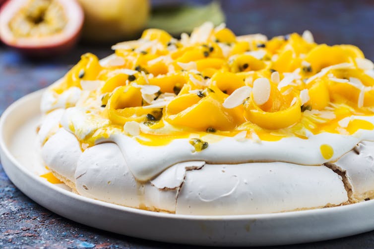 Pavlova with mango