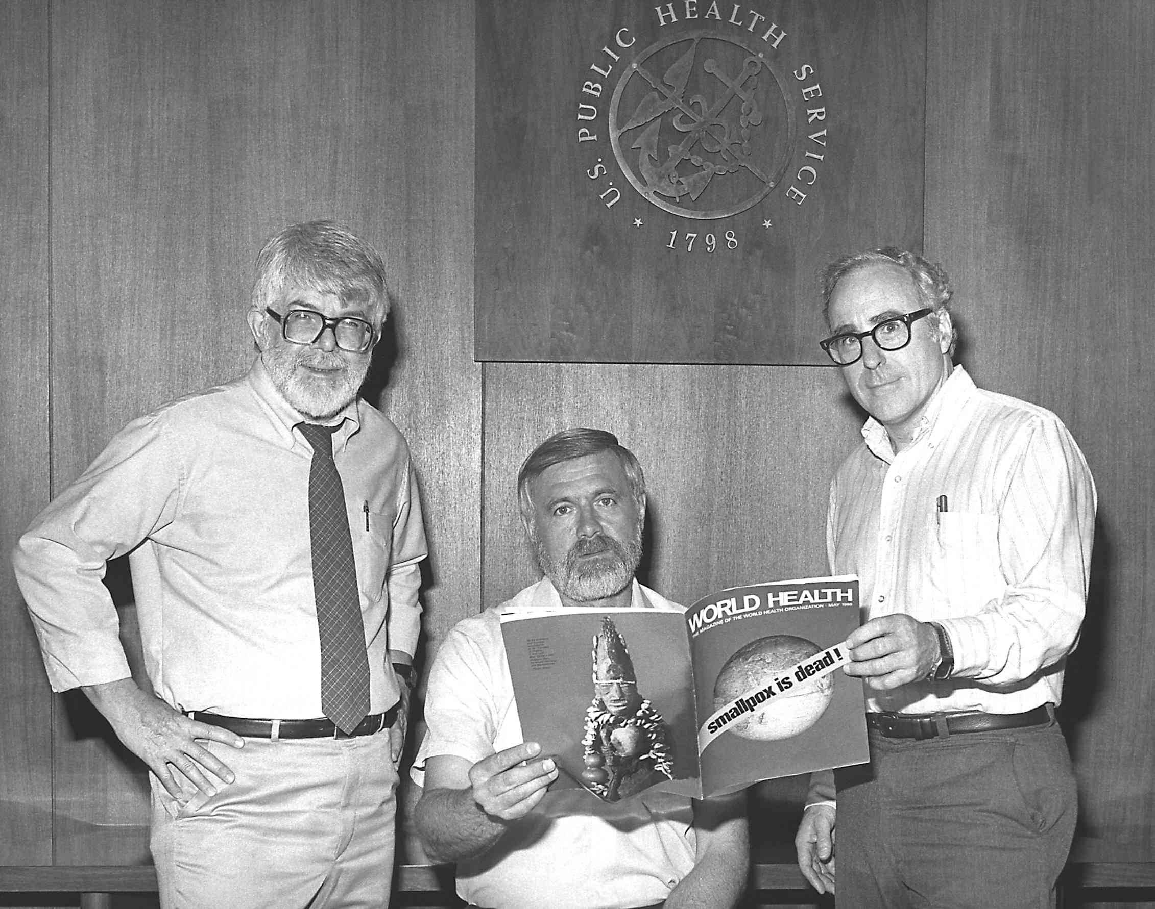 Los directores del Programa de Erradicación Mundial de la Viruela anuncian en 1980 el éxito de la campaña. Wikimedia Commons / CDC