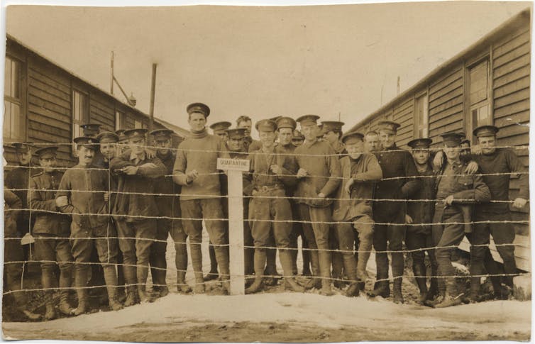 Soldados canadenses destacados en Europa durante a Primeira Guerra Mundial, en corentena por sarampelo. Fonte: University of Vitoria Libraries/Flickr.