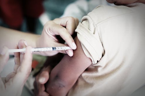 La escepticismo ante las vacunas es una grave amenaza para la salud mundial, según la Organización Mundial de la Salud (OMS). El término escepticismo, en este caso, sirve para referirse al retraso en la aceptación o el rechazo a las vacunas, a pesar de su disponibilidad. Esa actitud constituye un riesgo grave para las personas que no se vacunan, así como para la comunidad en general.