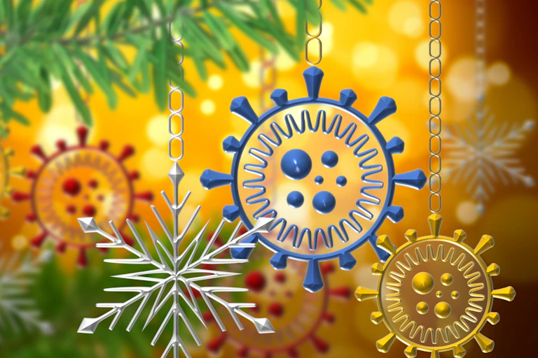 Árbol de navidad con bolas con forma de coronavirus.