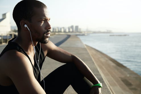 Con frecuencia, dramones como la canción “Someone Like You” de Adele, encabezan las listas de éxitos, mientras que composiciones clásicas sombrías como el “Requiem” de Mozart han conmovido a la gente durante siglos. Ambas provocan en el oyente una fuerte sensación de pérdida y tristeza. Resulta paradójico nuestro goce de la música triste: a pesar de que en nuestra vida cotidiana hacemos todo lo posible para evitar la tristeza, ¿por qué, en el arte, se puede experimentar, disfrutar profundamente e incluso celebrar temas como la pérdida?