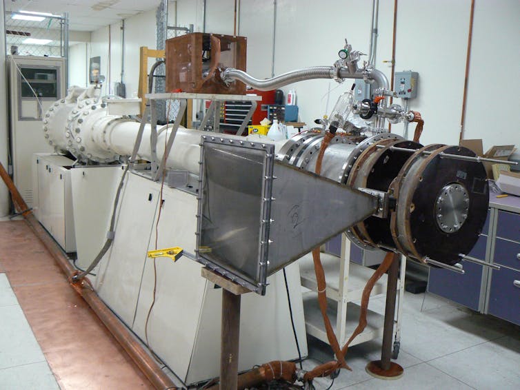 một chiếc máy trong phòng thí nghiệm có cấu trúc hình phễu thẳng ở phía trước và một ống kim loại dài lùi vào phía sau