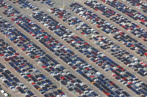 Nuestras limitaciones siempre han determinado nuestras vidas. También las de nuestros ancestros más remotos, en la última edad de hielo. Dado que no teníamos ni la fuerza ni la velocidad para cazar grandes presas, ni tampoco dientes afilados o garras para desgarrar la carne, fabricamos jabalinas, cuchillos de sílex y rascadores. Tampoco teníamos pieles gruesas, pero tomamos las de otros animales. Conforme el hielo se fue retirando, fuimos disponiendo de mejores medios para aumentar nuestra supervivencia y confort, como por ejemplo casas de piedra, arados y vehículos con ruedas. Todos estos avances permitieron la existencia de pequeños oasis de civilización en medio de una naturaleza salvaje que parecía no tener fin.