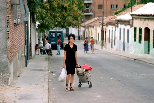 La fascinante imagen de una gran avenida vacía, sin viandantes ni tráfico, difícilmente puede provenir de un medio que no sea ficcional. Amenábar consiguió sorprendernos ofreciéndonos una vista de la Gran Vía madrileña que creaba desasosiego, en parte porque la historia que hace fluir Abre los ojos se apoyaba de forma firme en una ciudad auténtica, pero al tiempo onírica.
