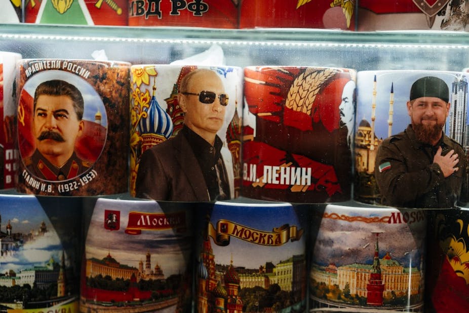 Des mugs en vente à Moscou représentent Staline, Poutine et Ramzan Kadyrov.