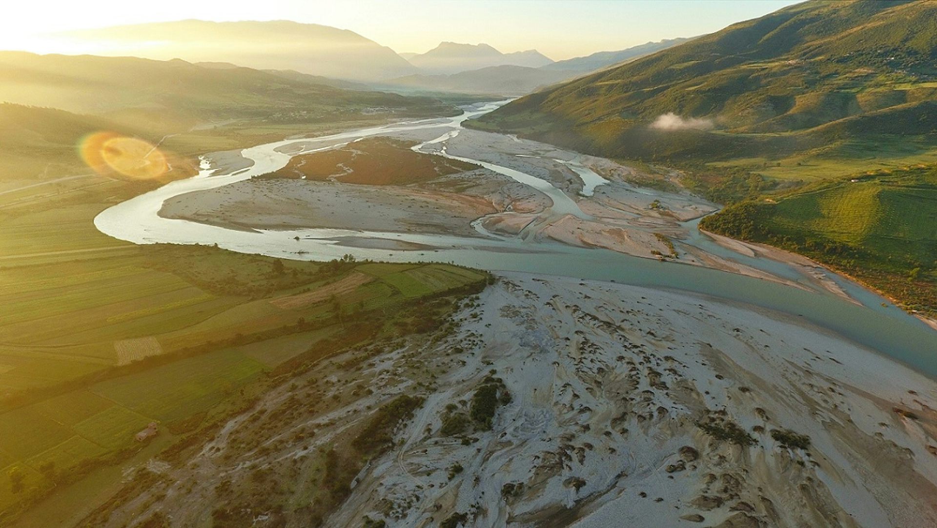 Le fleuve Vjosa coule de la Gr&egrave;ce &agrave; travers l&rsquo;Albanie