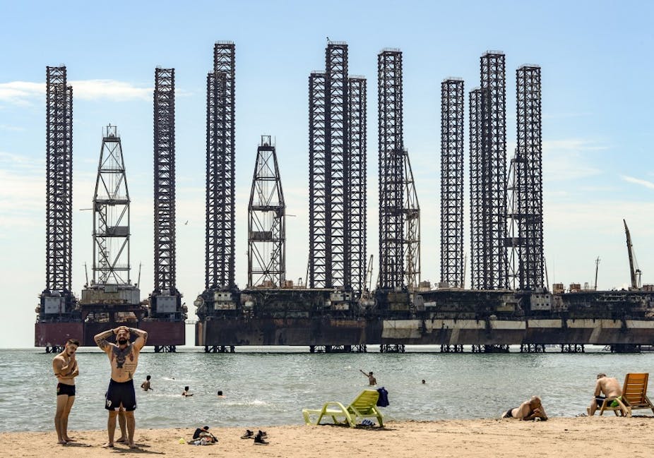 Plates-formes pétrolières au large de la plage de Bakou, Azerbaïdjan.