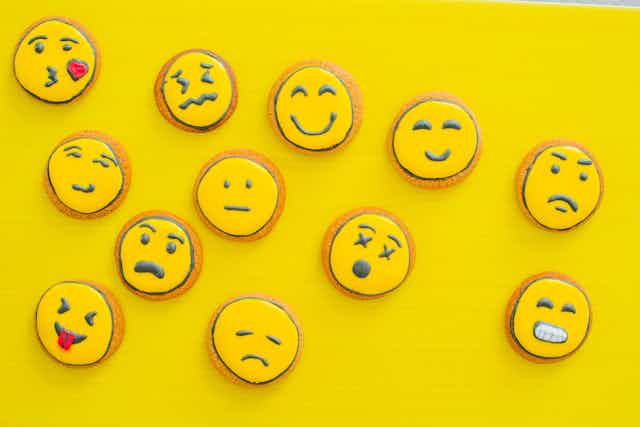 12 galletas emoji mostrando diversos estados de ánimo