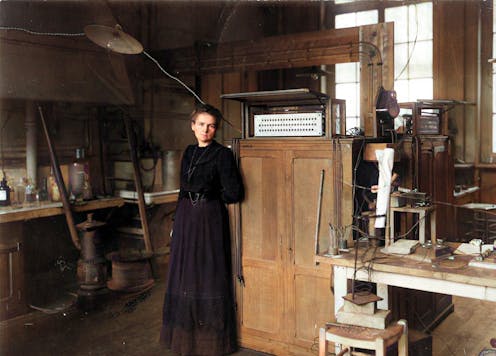 Hay ocasiones en que las propiedades de un elemento químico salen del laboratorio y se dan a conocer a la sociedad en general. Esto es lo que le sucedió a los elementos radiactivos polonio y radio. En 2020 se cumplen 122 años de sus respectivos descubrimientos por los esposos Marie y Pierre Curie.