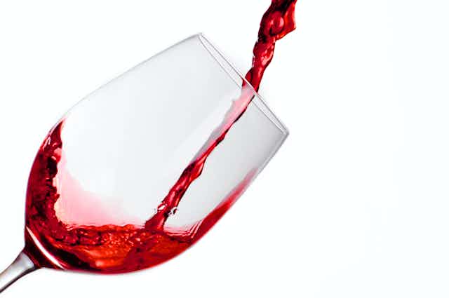Vin rouge versé dans un verre à pied
