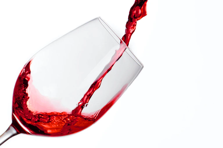 Vin rouge versé dans un verre à pied