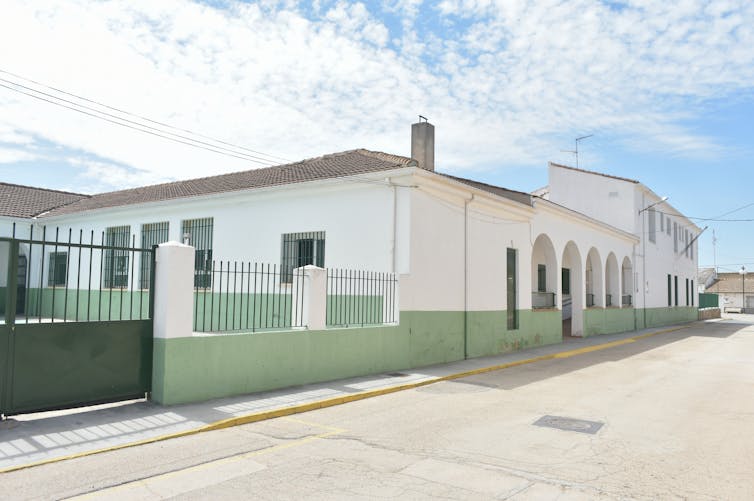 Colegio Rural Agrupado Retama de Fuente de Pedro Naharro (Cuenca). Wikimedia Commons / Dorieo, CC BY-SA Colegio Rural Agrupado Retama de Fuente de Pedro Naharro (Cuenca). Wikimedia Commons / Dorieo, CC BY-SA