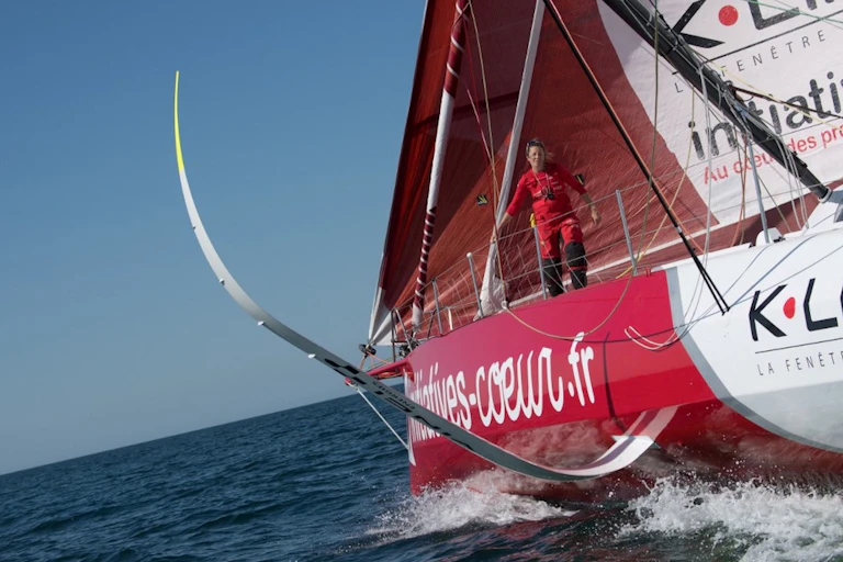 La skipper britannique Samantha Davies navigue sur son monocoque Imoca 60 "Initiatives Coeur - K-Line".