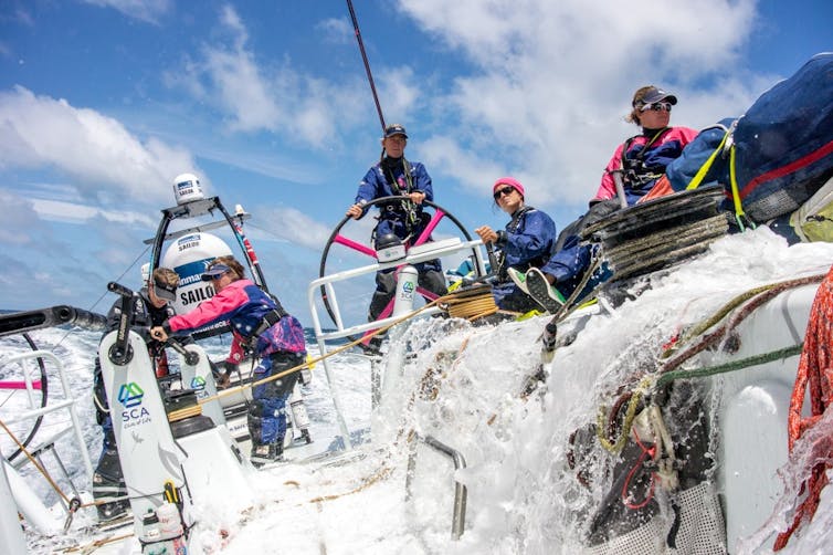 Sophie Ciszek (AUS) est à la barre pendant l’entraînement de l’équipe SCA pour la Volvo Ocean Race 2014-15, le 24 avril 2014
