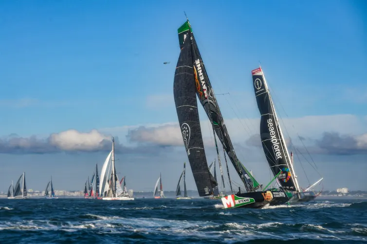 Le skipper français Maxime Sorel navigue sur son monocoque