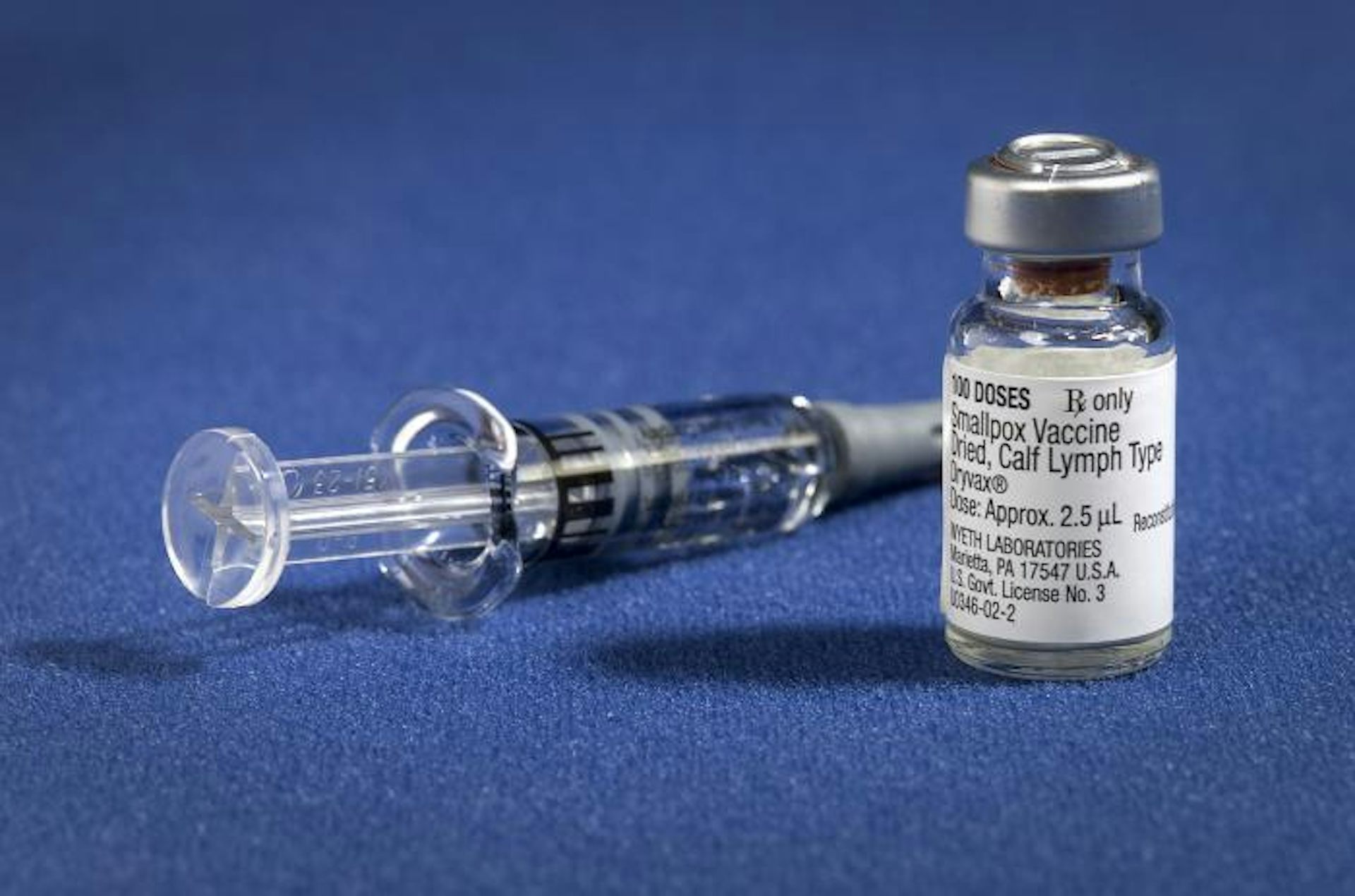 O seringă și un flacon de vaccin antivariolic stabil la temperatură, Dryvax.