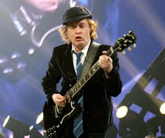 Angus Young (AC/DC) toda su guitarra Gibson en Saint Paul (Minesota) en 2008. Wikimedia Commons / Matt Becker, CC BY-SA