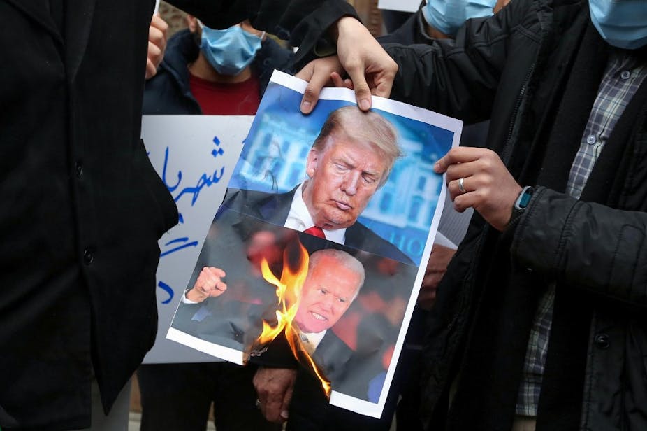 Des portraits de Donald Trump et de Joe Biden sont brûlés pendant une manifestation à Téhéran le 28 novembre 2020.