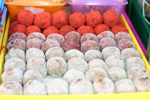 A la hora de adquirir o preparar en nuestras cocinas los pasteles de Navidad, el consumidor actual tiene la posibilidad de degustar, además de los dulces tradicionales en su zona, repostería típica de otros lugares. Esta presenta, muchas veces, nombres que no comprendemos porque son creaciones realizadas aplicando la retórica: ahorcaditos, alegrías, besitos, frangollo, tarugos…