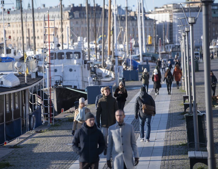 Des gens sur les docks à Stockholm, sans masque.