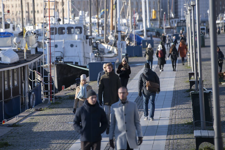 Des gens sur les docks à Stockholm, sans masque.