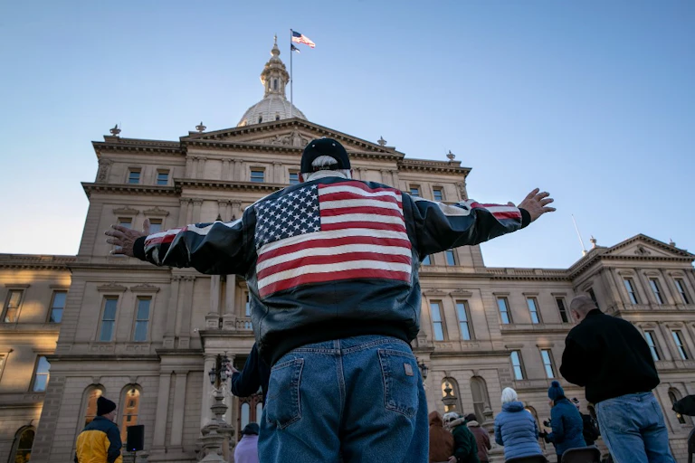 Un groupe anti-avortement en prière devant le bâtiment de la capitale de l'Etat du Michigan, Lansing, le 31 octobre 2020.