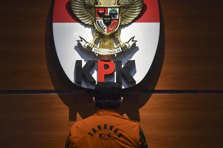 Tersangka korupsi proyek Dinas PUPR Lampung Selatan Hermansyah Hamidi saat konferensi pers usai menjalani pemeriksaan di gedung KPK.