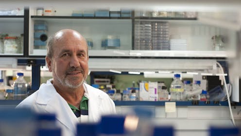 El virólogo Mariano Esteban es jefe del Grupo de Poxvirus y Vacunas del Centro Nacional de Biotecnología del CSIC, donde trabaja en una candidata contra la covid-19. Hemos hablado con él aprovechando que España ha empezado la vacunación este fin de semana.