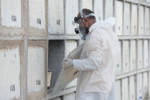 Casi desde el inicio de la pandemia de covid-19 ha sido recurrente la discusión acerca del número de defunciones causadas por esta enfermedad. Otro aspecto discutido es si la cantidad de personas fallecidas representa o no un exceso de mortalidad. Inmediatamente después se añade una coletilla sobre la transparencia en la información.