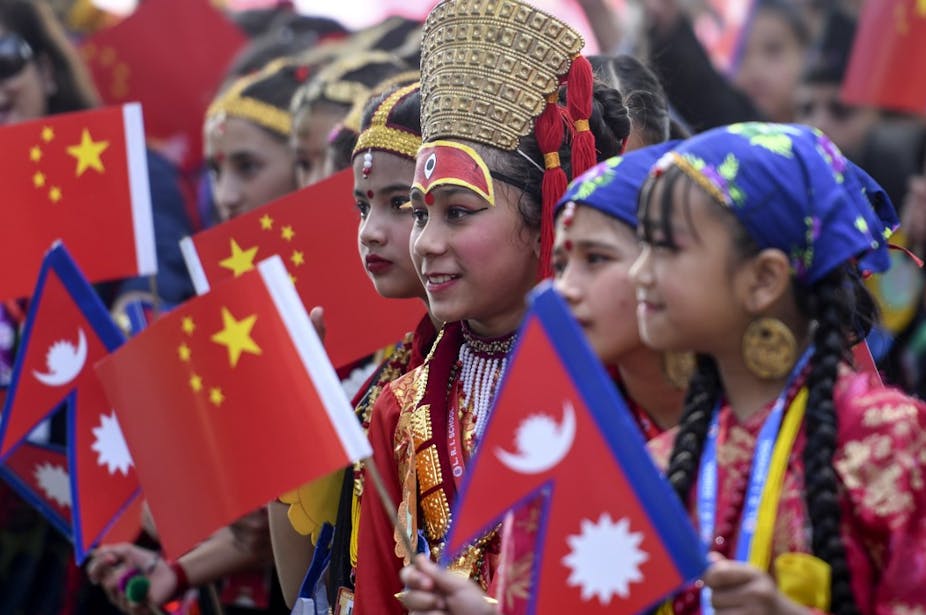 Enfants népalais avec drapeaux népalais et chinois.