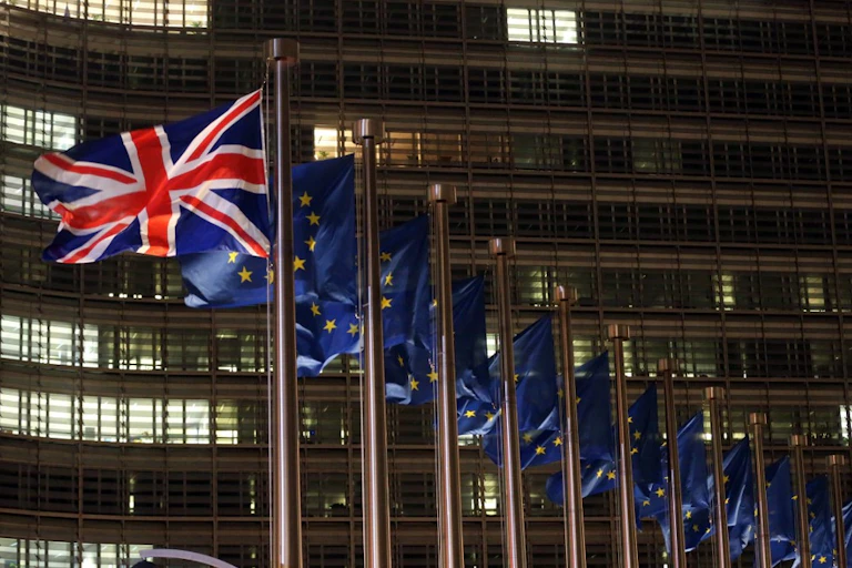 Drapeau britannique et drapeaux européens à Bruxelles