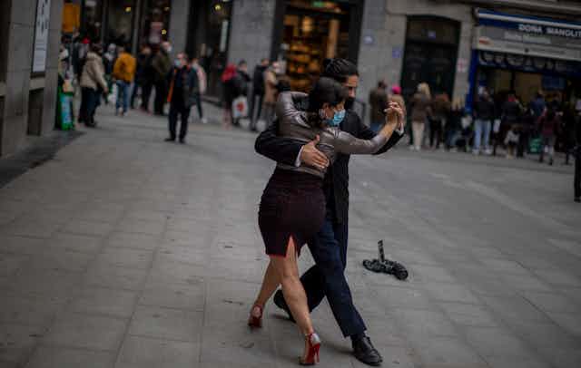 Tango dancers on the street.