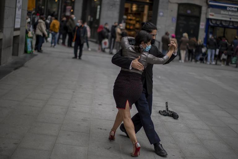 Tango dancers on the street.