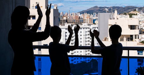 No debería sorprendernos que fueran precisamente los lingüistas de la Gesellschaft für deutsche Sprache, una especie de RAE alemana, quienes en 1971 inventaran la bonita tradición de culminar el año eligiendo una palabra que lo represente. Al fin y al cabo, fue también Wilhelm von Humboldt, ilustre lingüista alemán, uno de los primeros en reparar en el delicado vínculo que une pensamiento y lenguaje. Si el espíritu de una época se refleja en sus palabras, bien merece la pena rastrearlas.