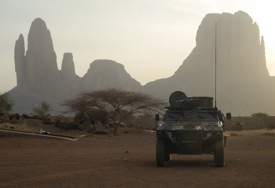Véhicule blindé français non loin du Mont Hombori au Mali dans le cadre de l'opération Barkhane (2019).