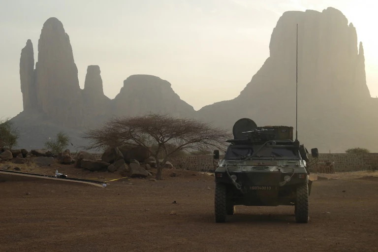 Véhicule blindé français non loin du Mont Hombori au Mali dans le cadre de l'opération Barkhane (2019).
